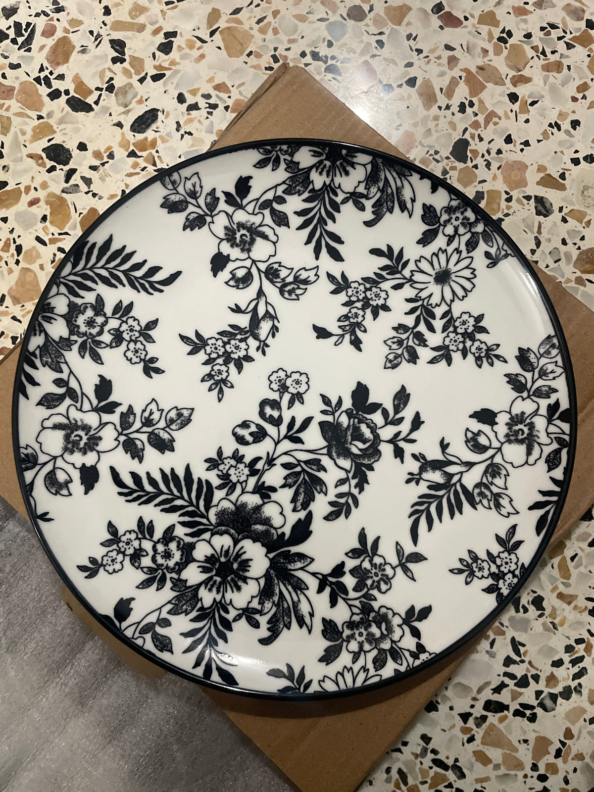 WHITE PLATE WHIT BLACK PRINT SMALL